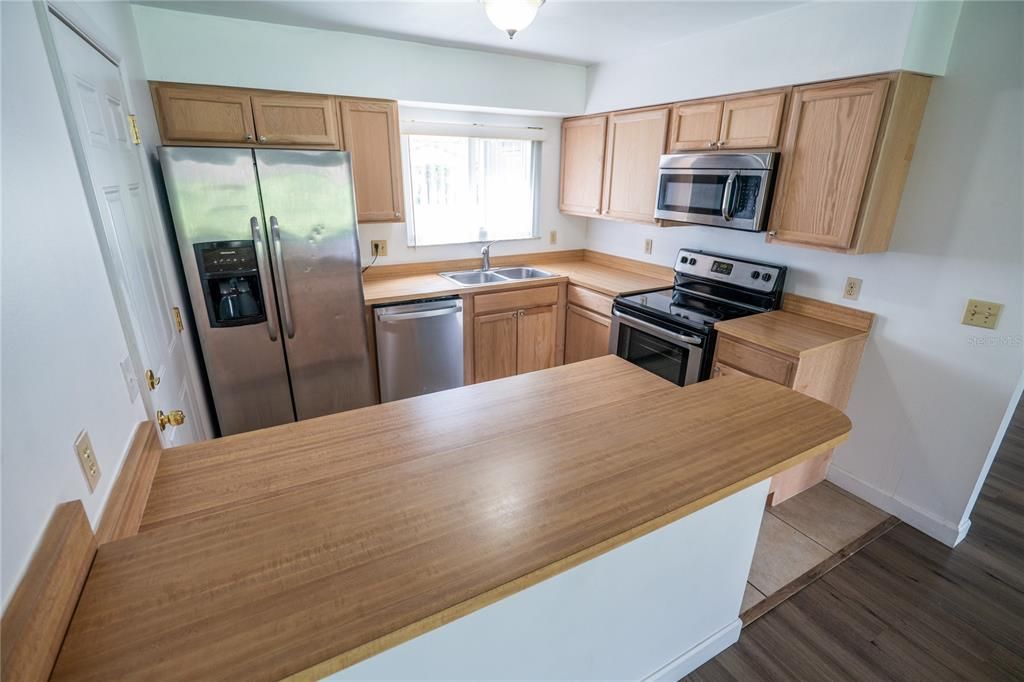 Active With Contract: $320,000 (2 beds, 2 baths, 1589 Square Feet)