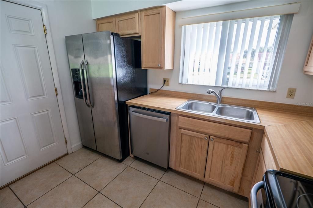 Active With Contract: $320,000 (2 beds, 2 baths, 1589 Square Feet)