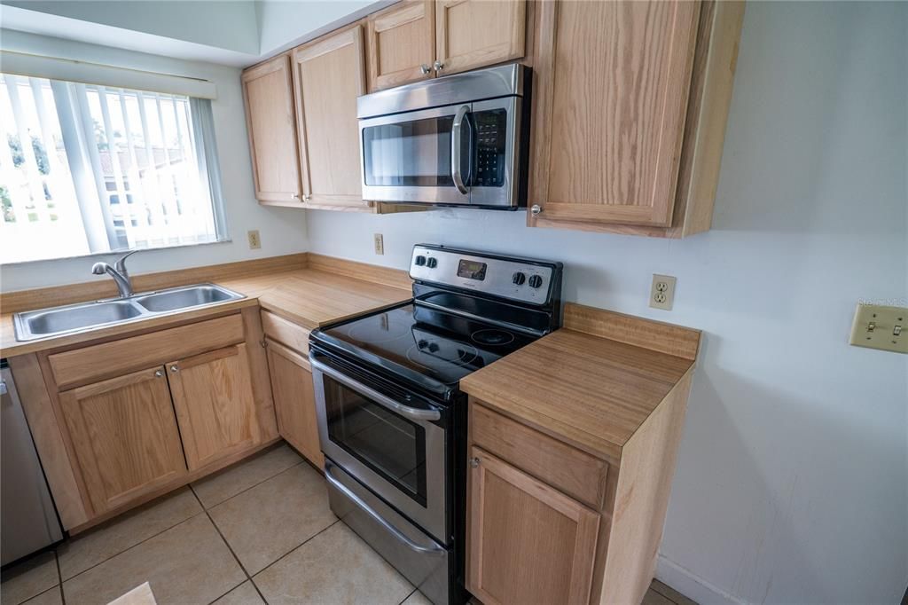 Active With Contract: $320,000 (2 beds, 2 baths, 1589 Square Feet)