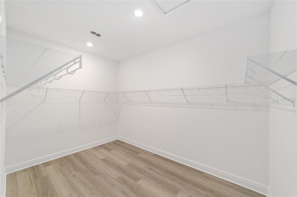 Activo con contrato: $430,000 (3 camas, 3 baños, 2536 Pies cuadrados)