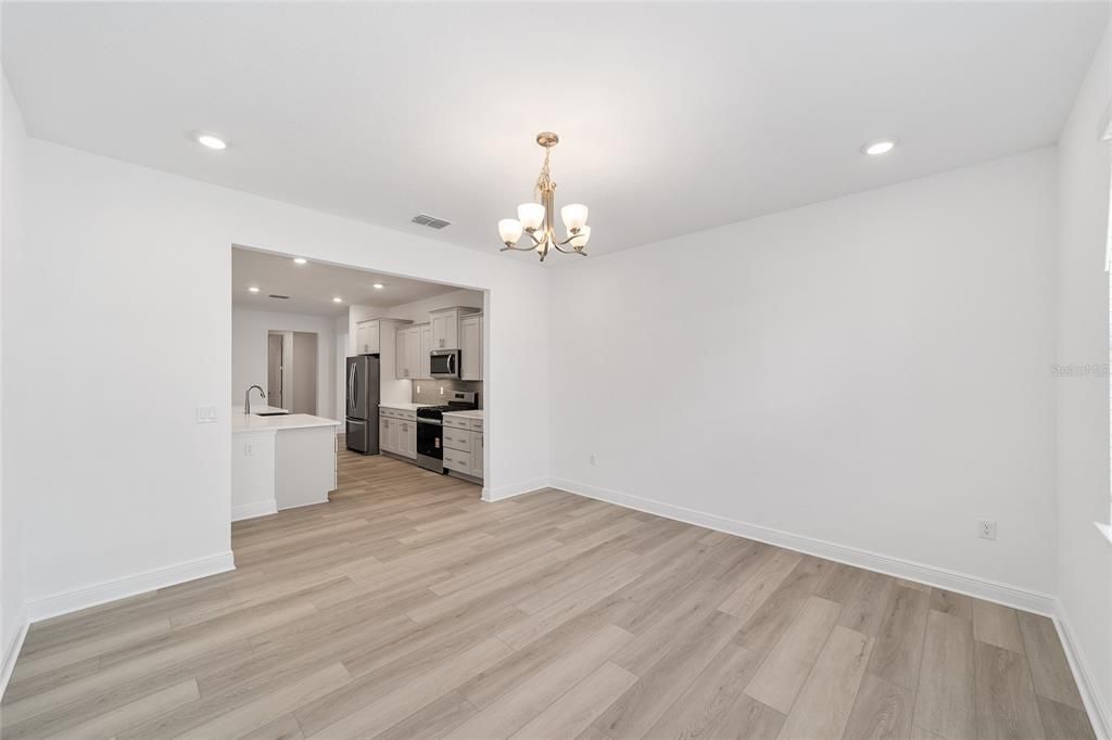 Activo con contrato: $430,000 (3 camas, 3 baños, 2536 Pies cuadrados)