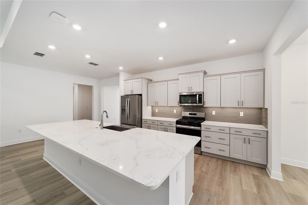 Activo con contrato: $430,000 (3 camas, 3 baños, 2536 Pies cuadrados)