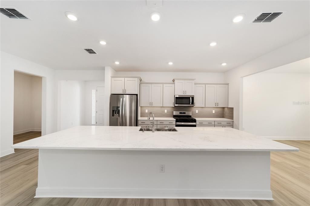 Activo con contrato: $430,000 (3 camas, 3 baños, 2536 Pies cuadrados)