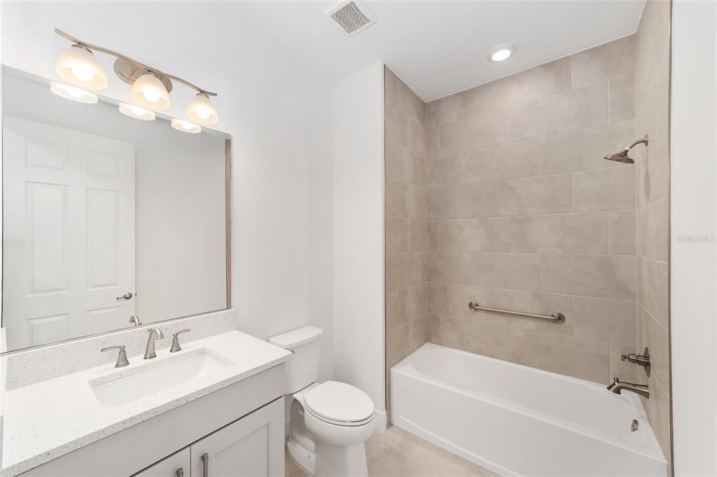 Activo con contrato: $430,000 (3 camas, 3 baños, 2536 Pies cuadrados)