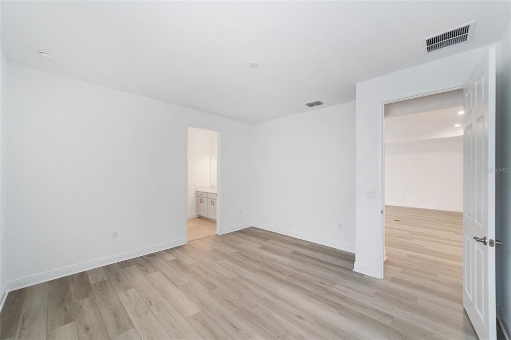 Activo con contrato: $430,000 (3 camas, 3 baños, 2536 Pies cuadrados)