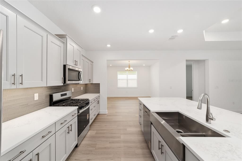 Activo con contrato: $430,000 (3 camas, 3 baños, 2536 Pies cuadrados)