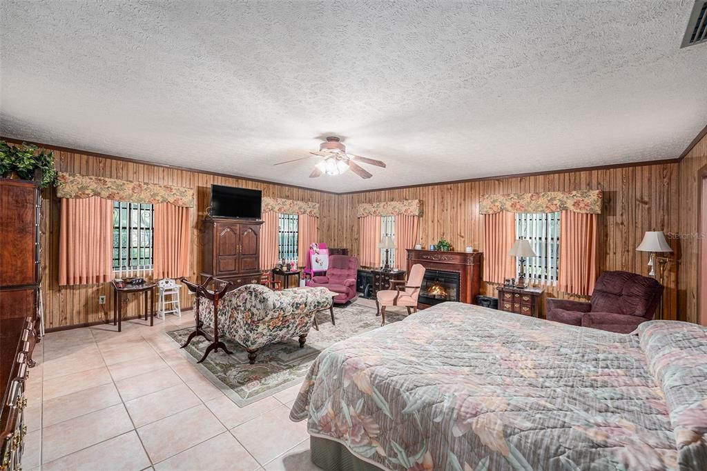 For Sale: $800,000 (5 beds, 3 baths, 3844 Square Feet)