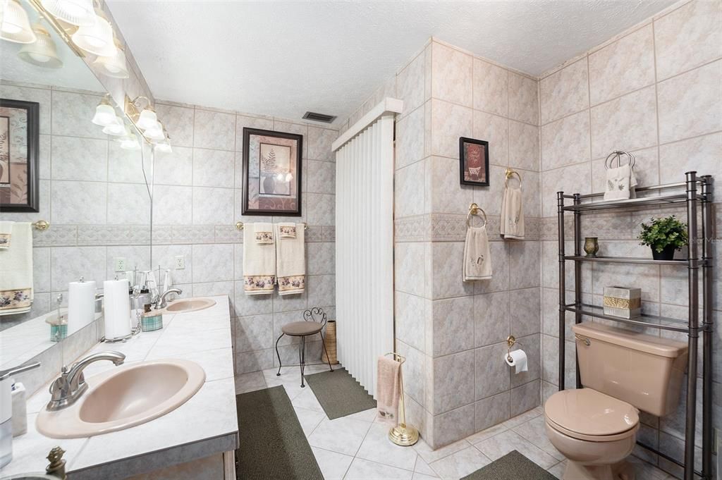 For Sale: $800,000 (5 beds, 3 baths, 3844 Square Feet)