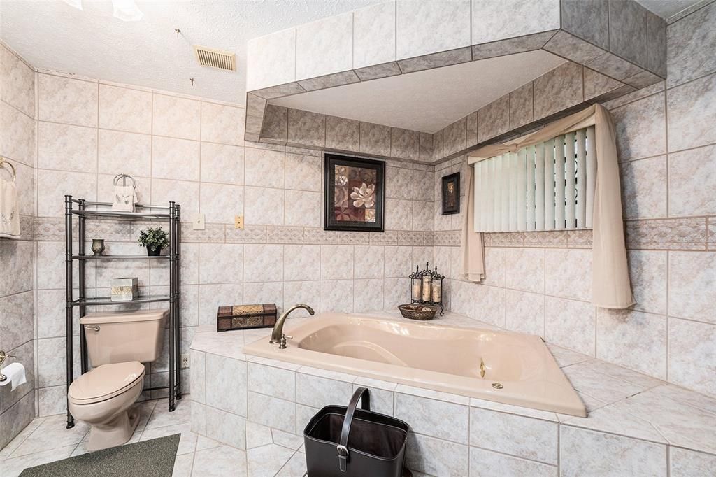 For Sale: $800,000 (5 beds, 3 baths, 3844 Square Feet)