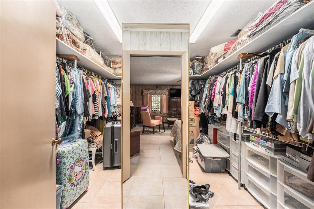 For Sale: $800,000 (5 beds, 3 baths, 3844 Square Feet)