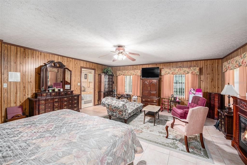 For Sale: $800,000 (5 beds, 3 baths, 3844 Square Feet)