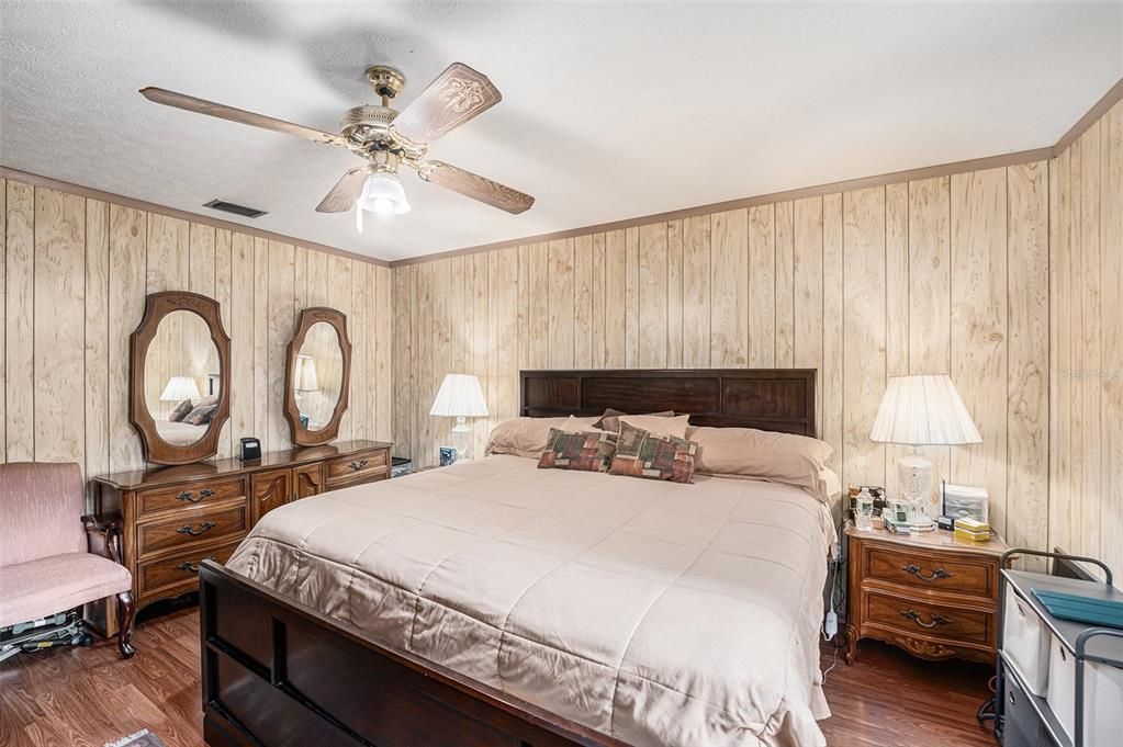 For Sale: $800,000 (5 beds, 3 baths, 3844 Square Feet)