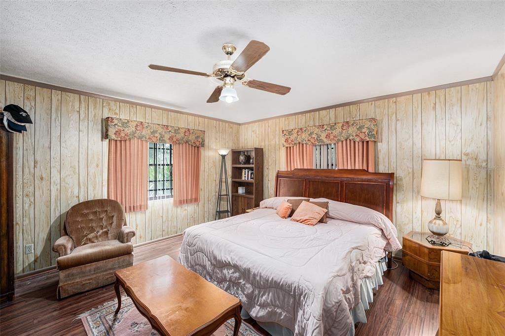 For Sale: $800,000 (5 beds, 3 baths, 3844 Square Feet)