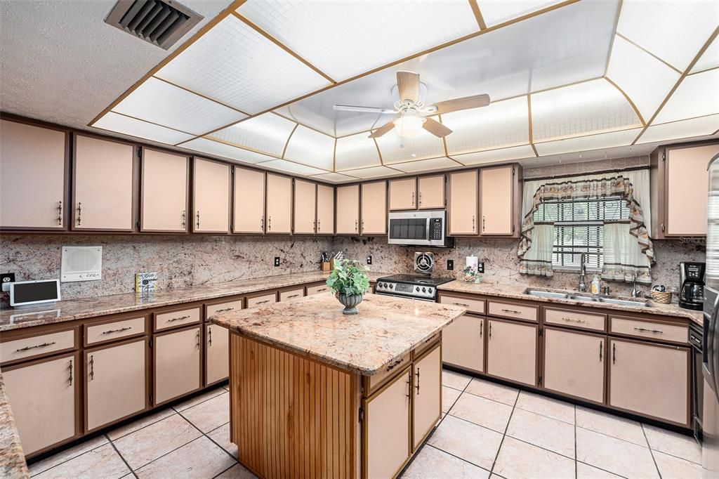 For Sale: $800,000 (5 beds, 3 baths, 3844 Square Feet)