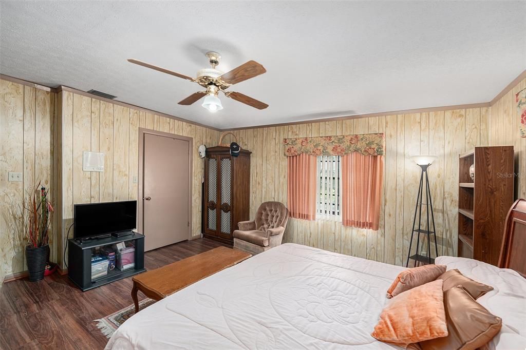 For Sale: $800,000 (5 beds, 3 baths, 3844 Square Feet)