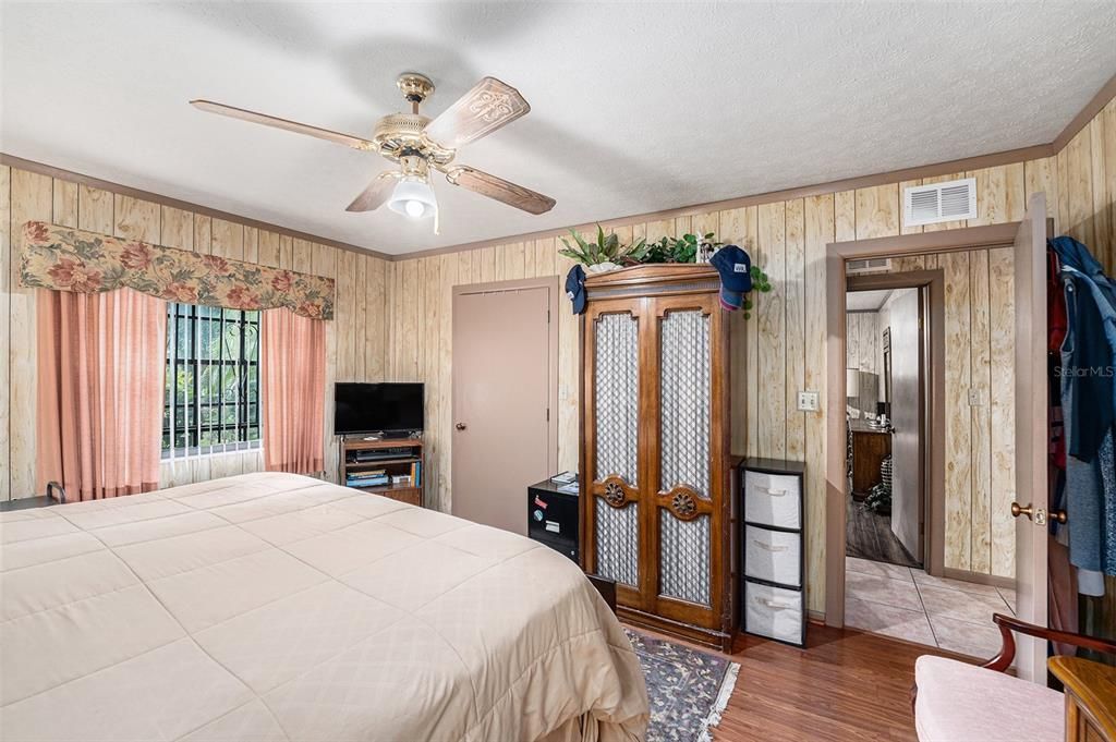 For Sale: $800,000 (5 beds, 3 baths, 3844 Square Feet)