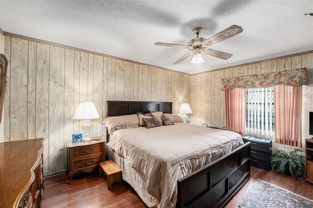 For Sale: $800,000 (5 beds, 3 baths, 3844 Square Feet)