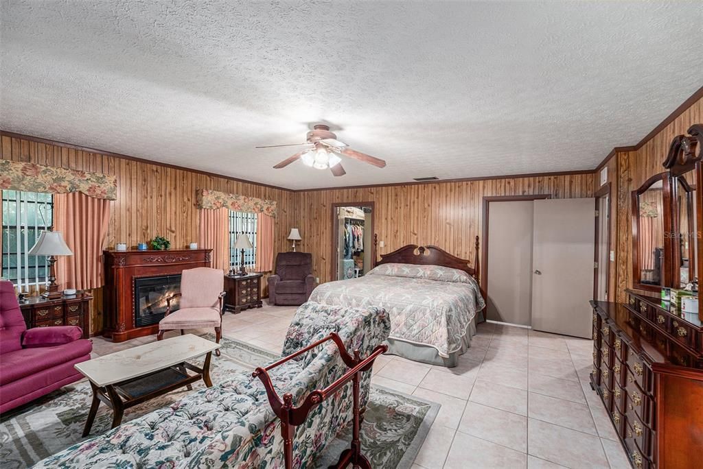 For Sale: $800,000 (5 beds, 3 baths, 3844 Square Feet)