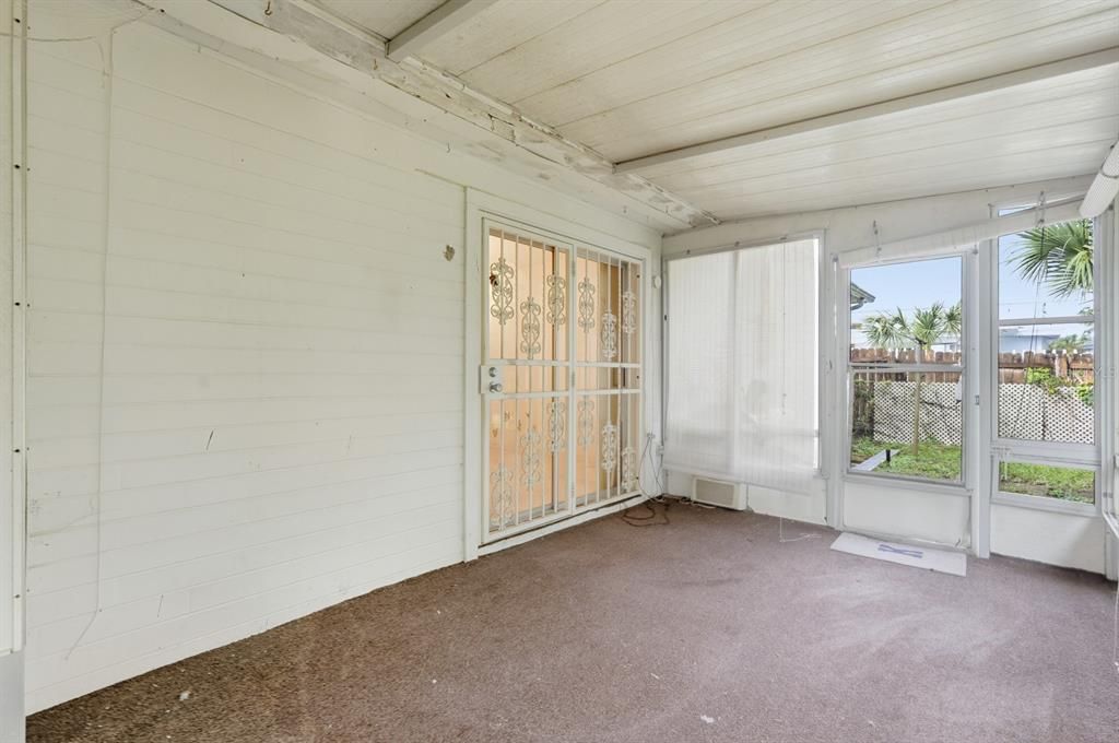 合同活跃: $249,000 (2 贝兹, 1 浴室, 1092 平方英尺)