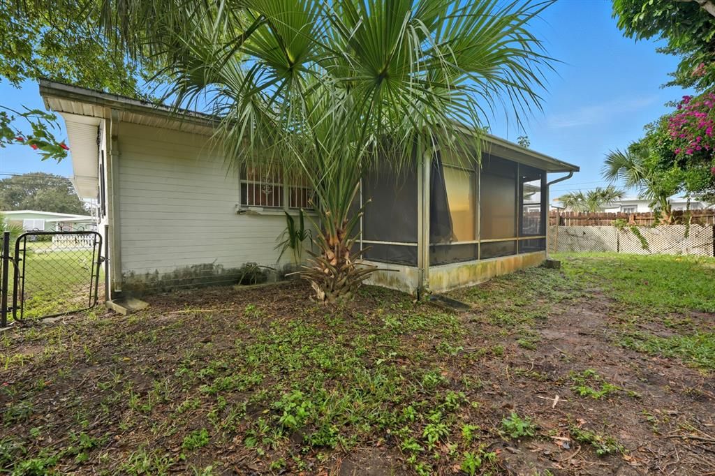 合同活跃: $249,000 (2 贝兹, 1 浴室, 1092 平方英尺)