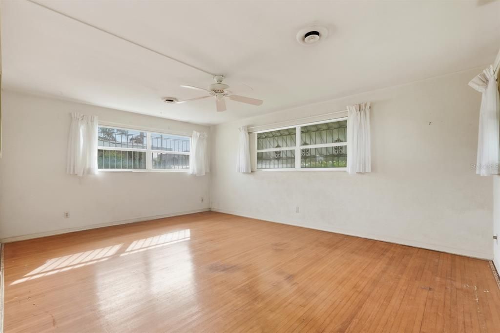 合同活跃: $249,000 (2 贝兹, 1 浴室, 1092 平方英尺)