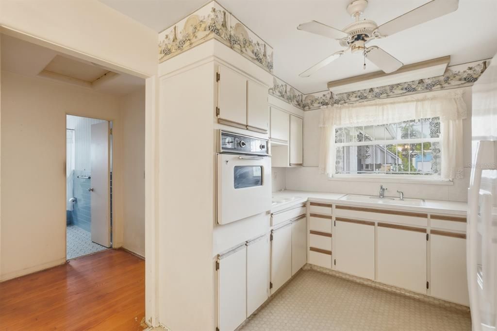 合同活跃: $249,000 (2 贝兹, 1 浴室, 1092 平方英尺)