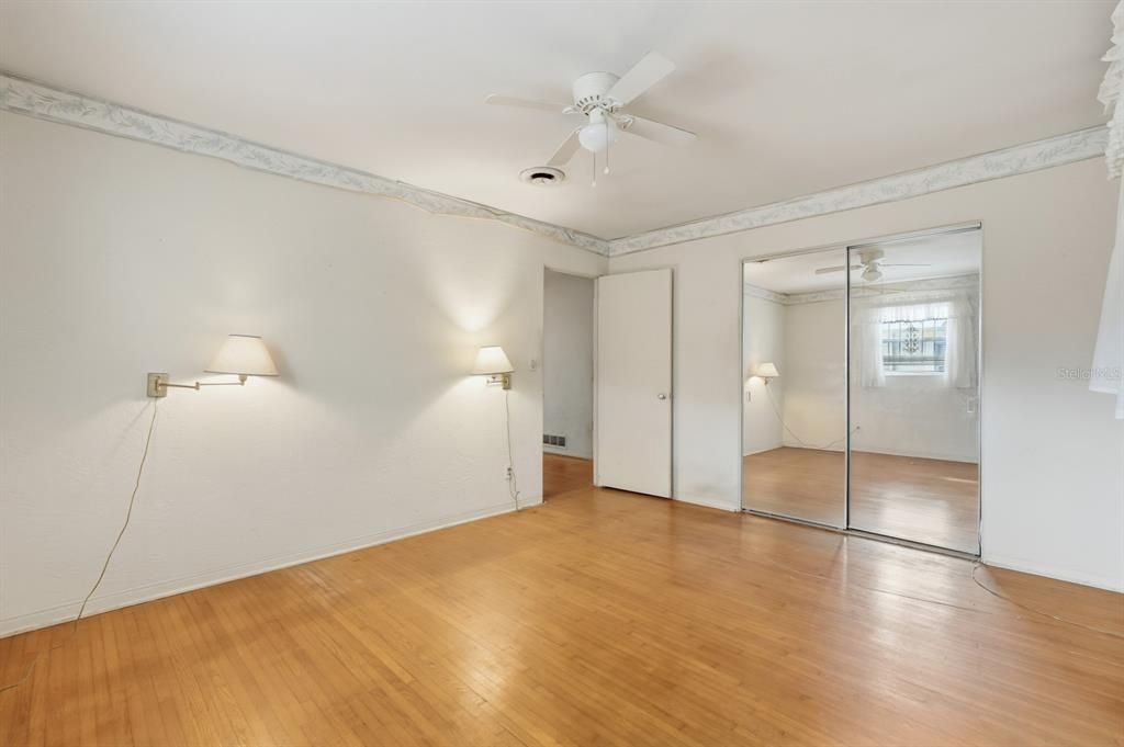 合同活跃: $249,000 (2 贝兹, 1 浴室, 1092 平方英尺)