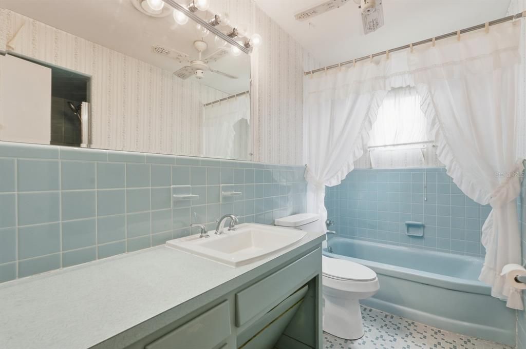 合同活跃: $249,000 (2 贝兹, 1 浴室, 1092 平方英尺)