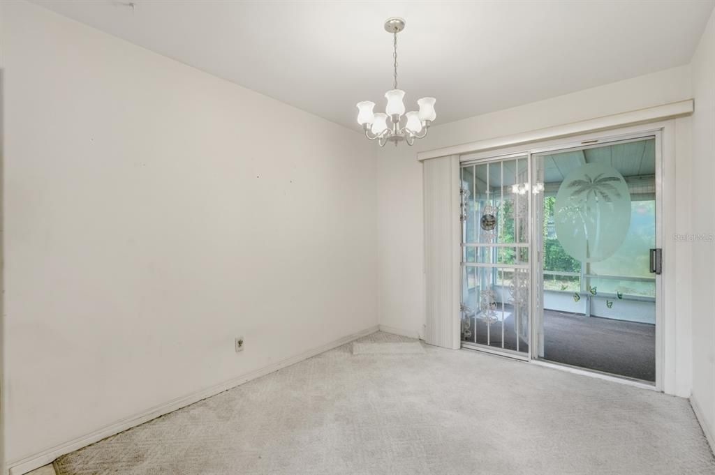 合同活跃: $249,000 (2 贝兹, 1 浴室, 1092 平方英尺)