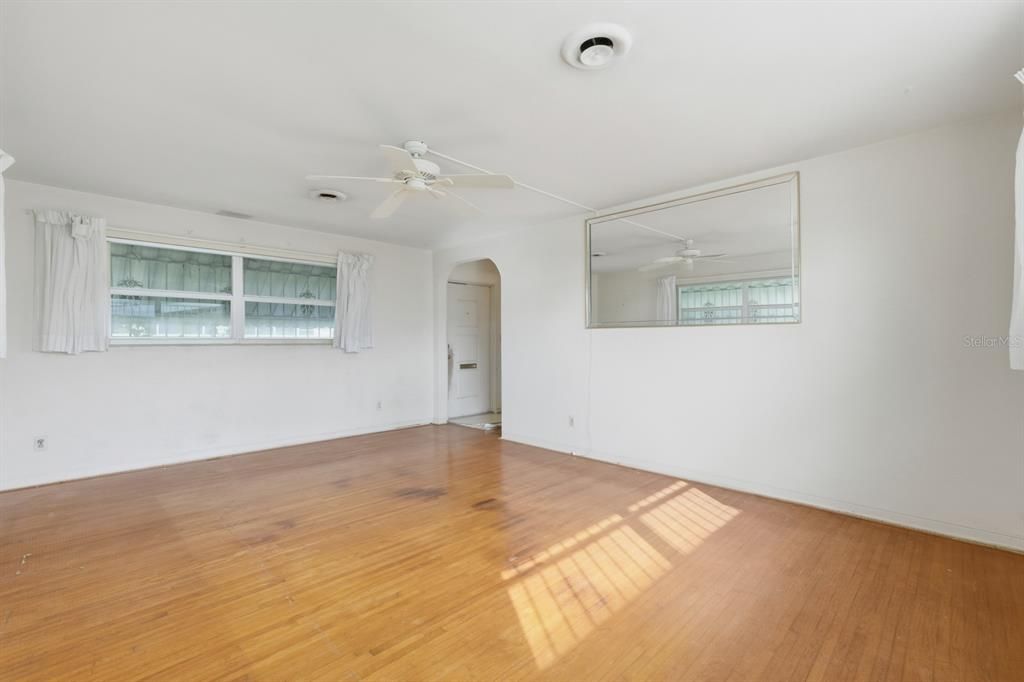 合同活跃: $249,000 (2 贝兹, 1 浴室, 1092 平方英尺)