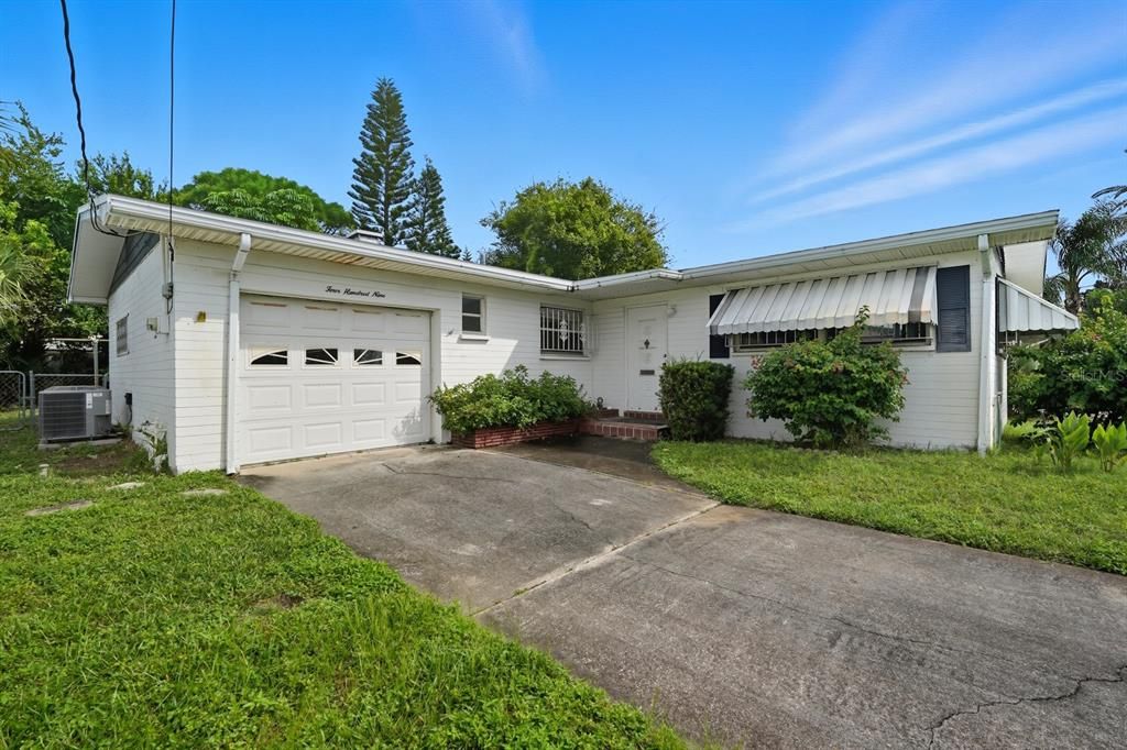 合同活跃: $249,000 (2 贝兹, 1 浴室, 1092 平方英尺)