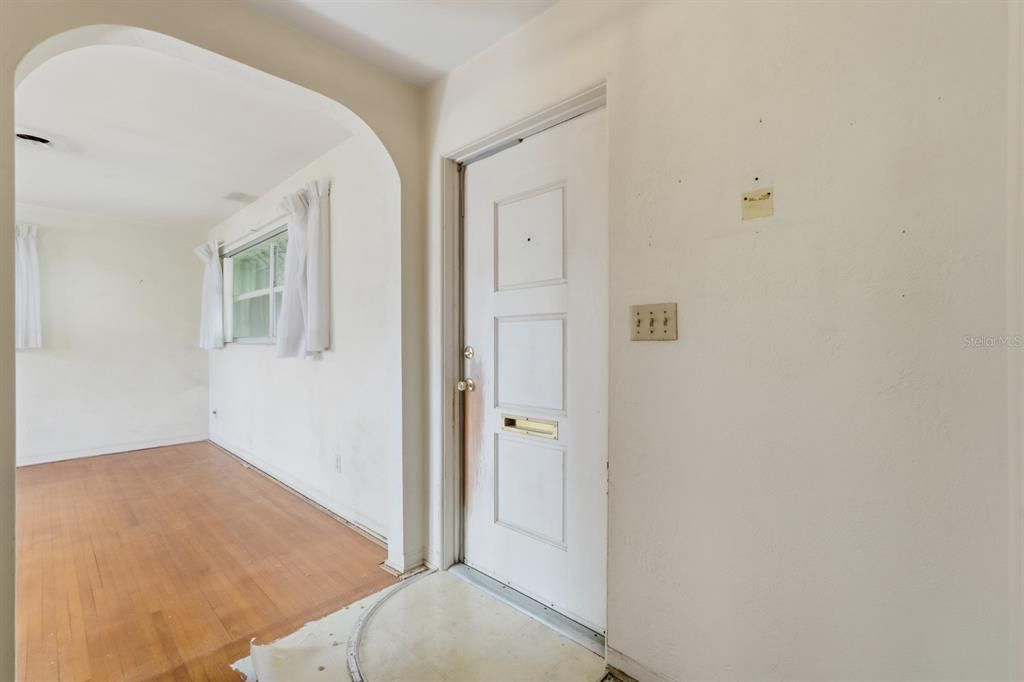 合同活跃: $249,000 (2 贝兹, 1 浴室, 1092 平方英尺)