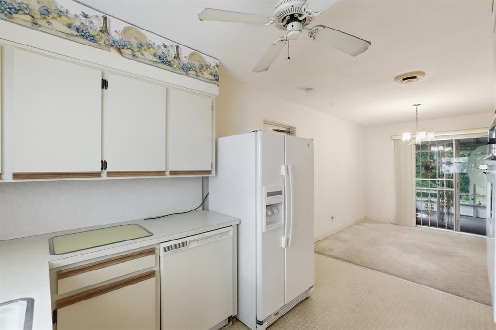 合同活跃: $249,000 (2 贝兹, 1 浴室, 1092 平方英尺)