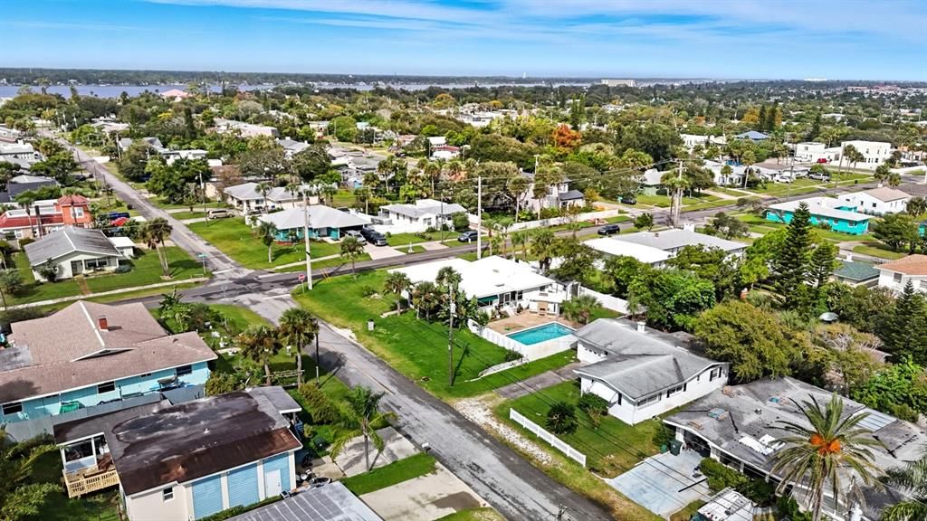 合同活跃: $249,000 (2 贝兹, 1 浴室, 1092 平方英尺)