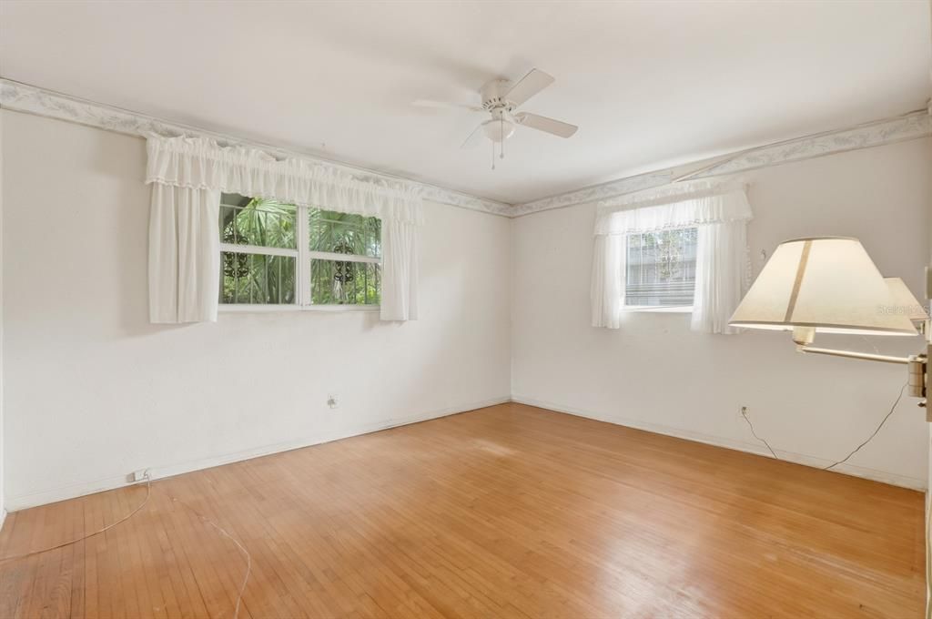 合同活跃: $249,000 (2 贝兹, 1 浴室, 1092 平方英尺)