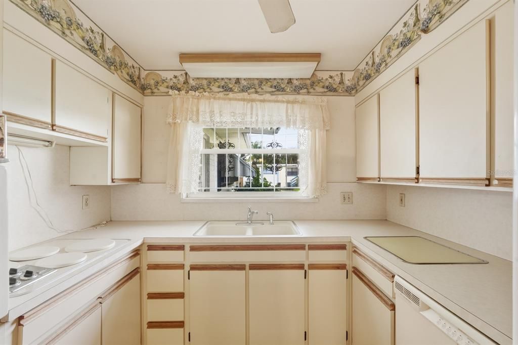 合同活跃: $249,000 (2 贝兹, 1 浴室, 1092 平方英尺)