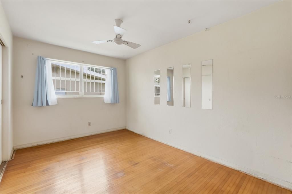 合同活跃: $249,000 (2 贝兹, 1 浴室, 1092 平方英尺)