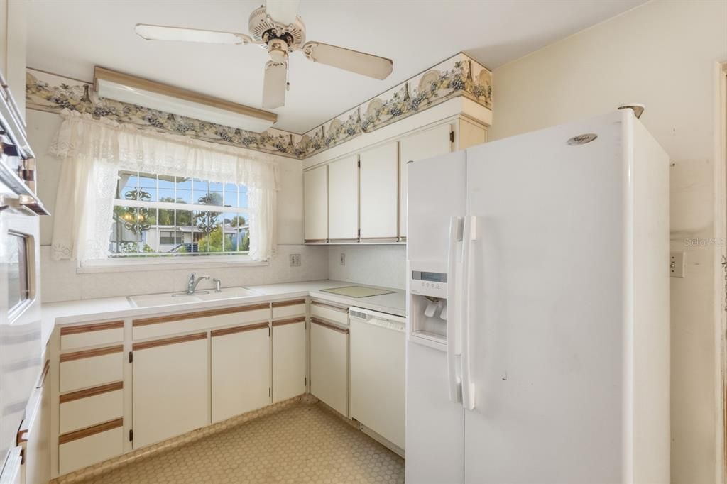 合同活跃: $249,000 (2 贝兹, 1 浴室, 1092 平方英尺)