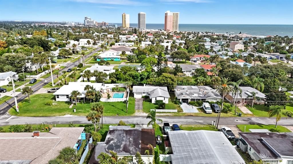 合同活跃: $249,000 (2 贝兹, 1 浴室, 1092 平方英尺)