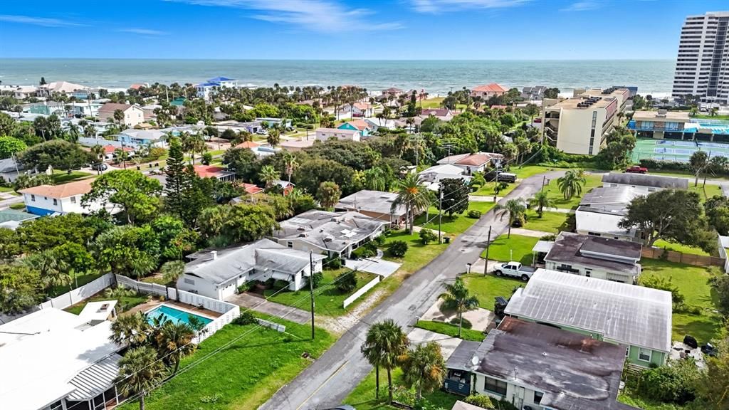 合同活跃: $249,000 (2 贝兹, 1 浴室, 1092 平方英尺)