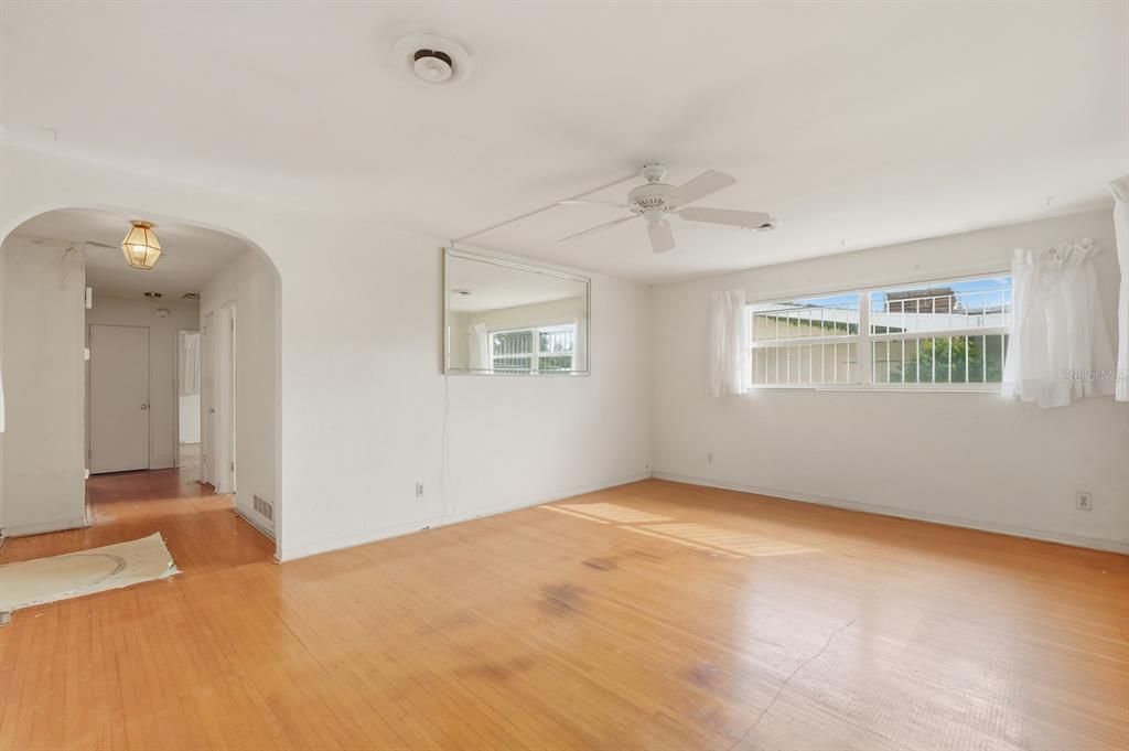 合同活跃: $249,000 (2 贝兹, 1 浴室, 1092 平方英尺)