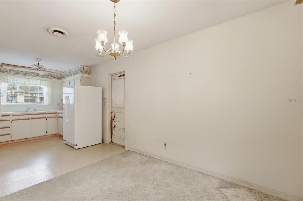 合同活跃: $249,000 (2 贝兹, 1 浴室, 1092 平方英尺)