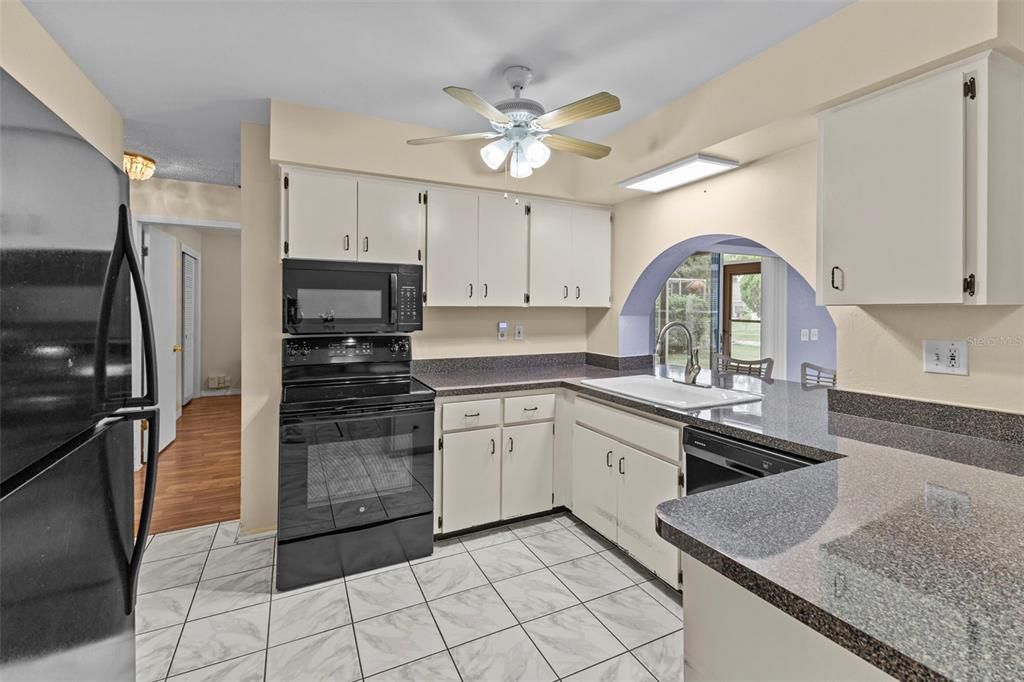 На продажу: $249,999 (2 спален, 2 ванн, 1437 Квадратных фут)