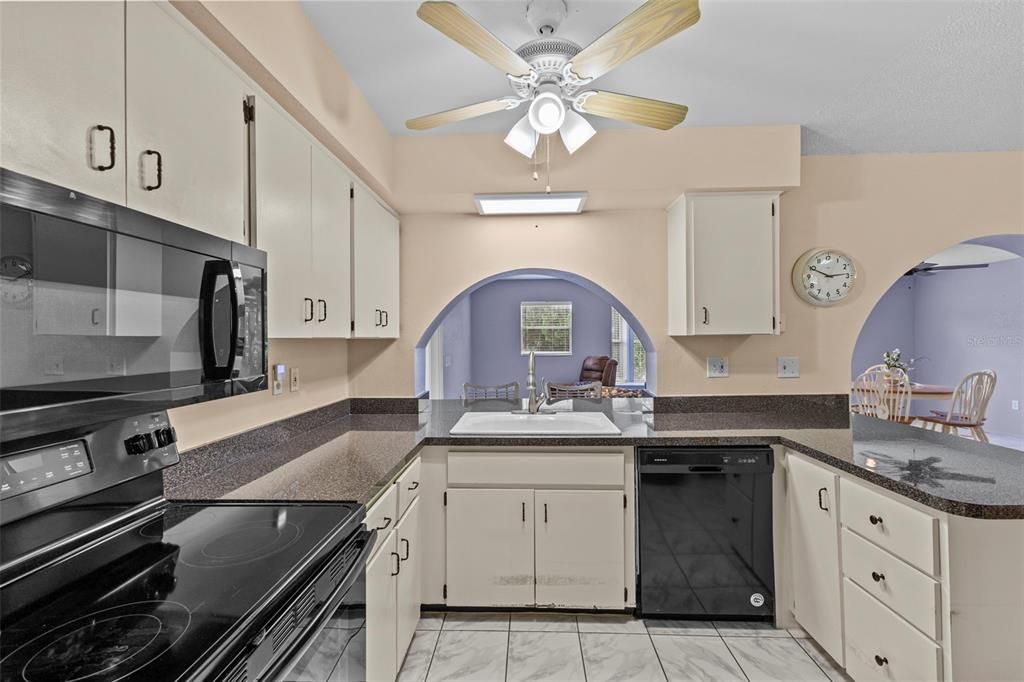 На продажу: $249,999 (2 спален, 2 ванн, 1437 Квадратных фут)