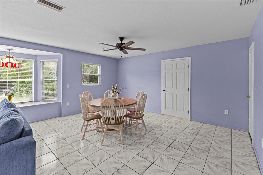 На продажу: $249,999 (2 спален, 2 ванн, 1437 Квадратных фут)