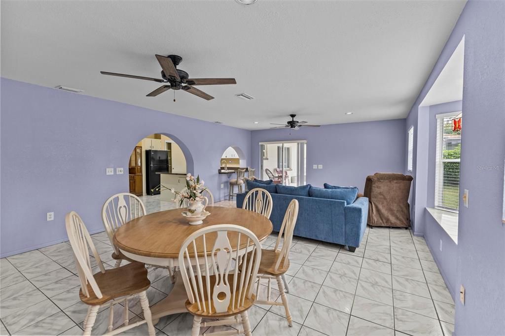 На продажу: $249,999 (2 спален, 2 ванн, 1437 Квадратных фут)