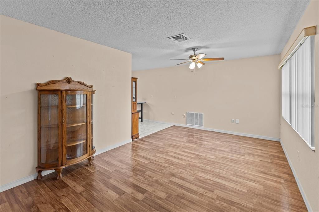 На продажу: $249,999 (2 спален, 2 ванн, 1437 Квадратных фут)