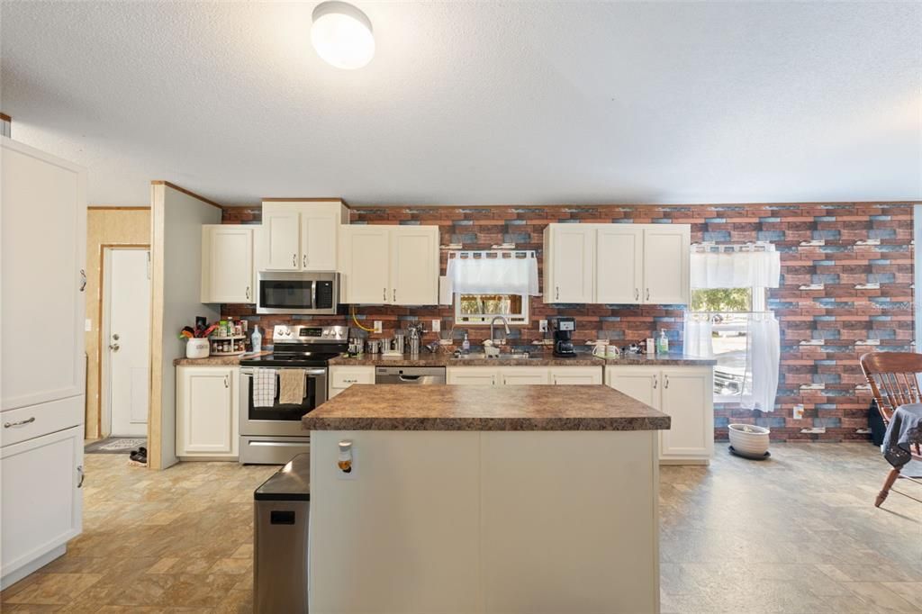 For Sale: $409,900 (4 beds, 2 baths, 2280 Square Feet)