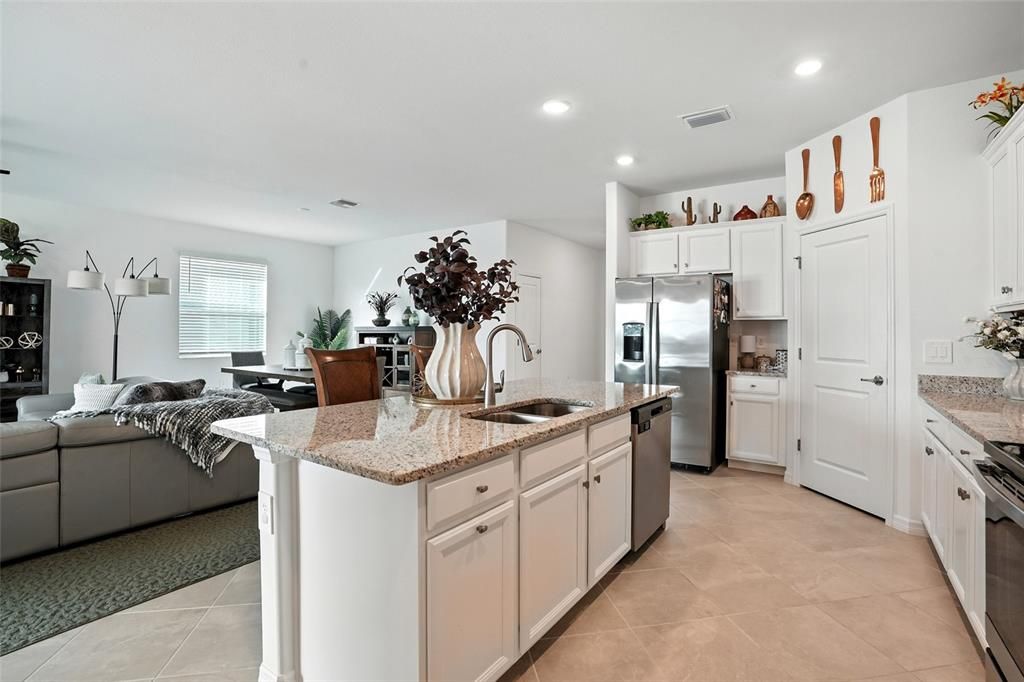 На продажу: $378,700 (4 спален, 3 ванн, 2032 Квадратных фут)