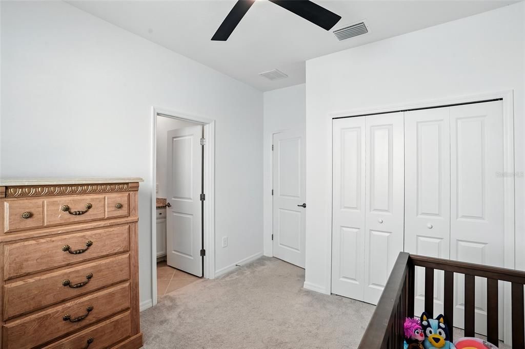 На продажу: $378,700 (4 спален, 3 ванн, 2032 Квадратных фут)